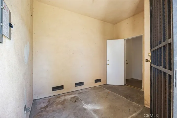 Extra storage area, ideal for bikes, sports equipment, beach chairs.