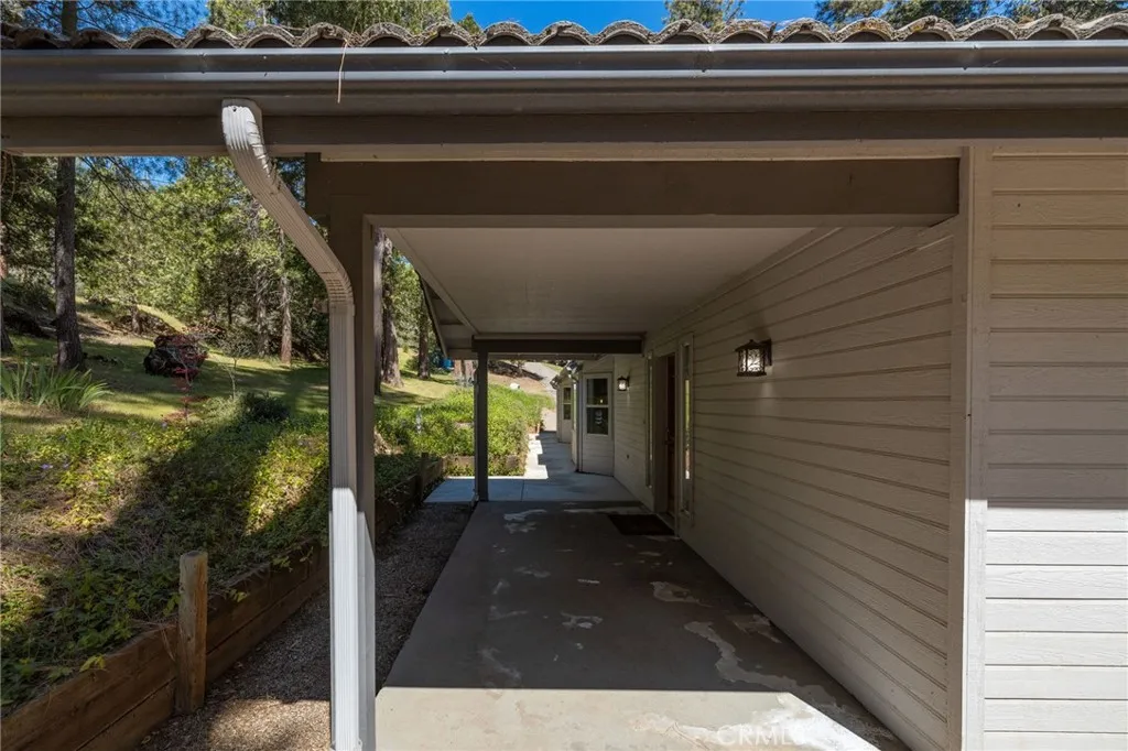 sidewalk to front entrance