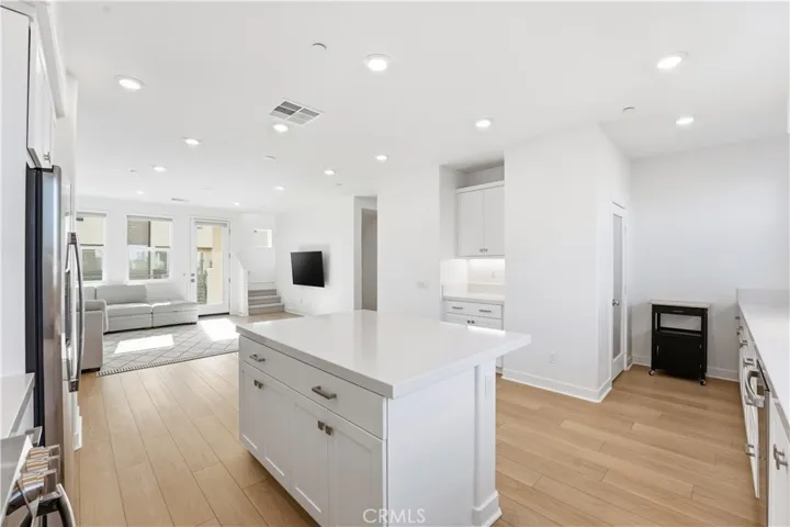 MODERN KITCHEN WITH ALL BELLS AND WHISTLES.