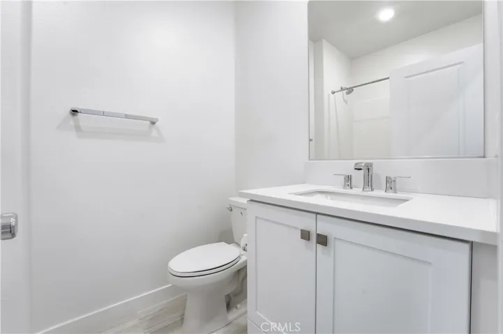HALLWAY BATHROOM WITH A TUB.