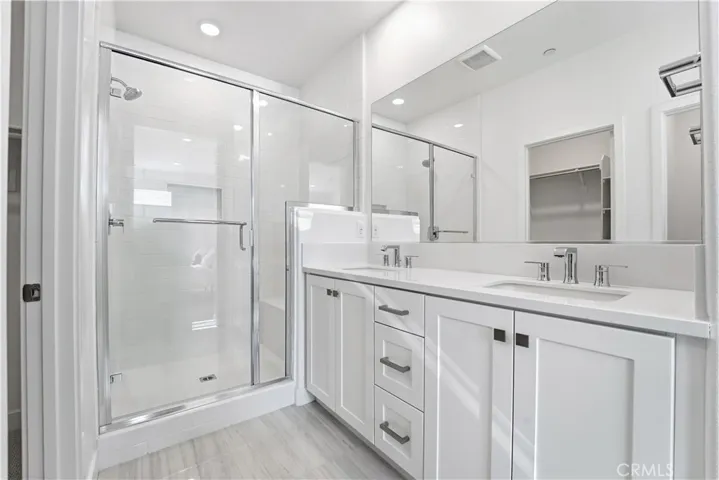 MASTER SHOWER AREA.