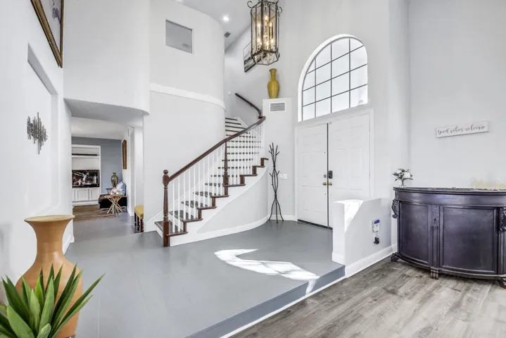 31 FOYER MLS SIZE