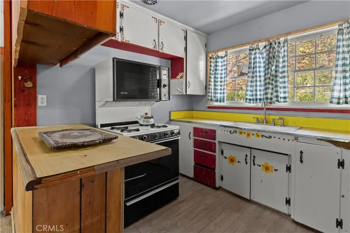 799 Mountain View, Wrightwood, California 92397