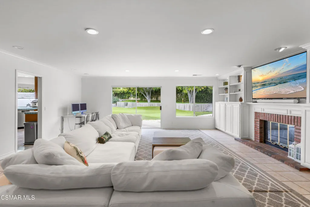 5045 Wagner Way - Family Room