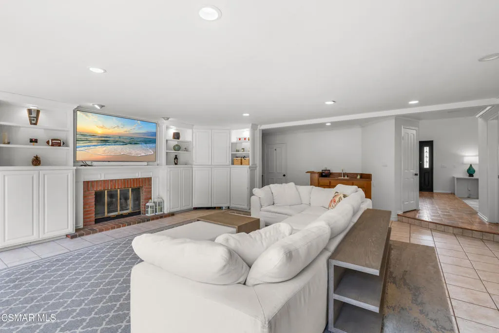 5045 Wagner Way - Family Room