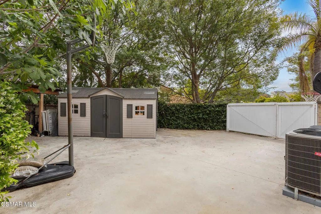 Spacious Side Yard