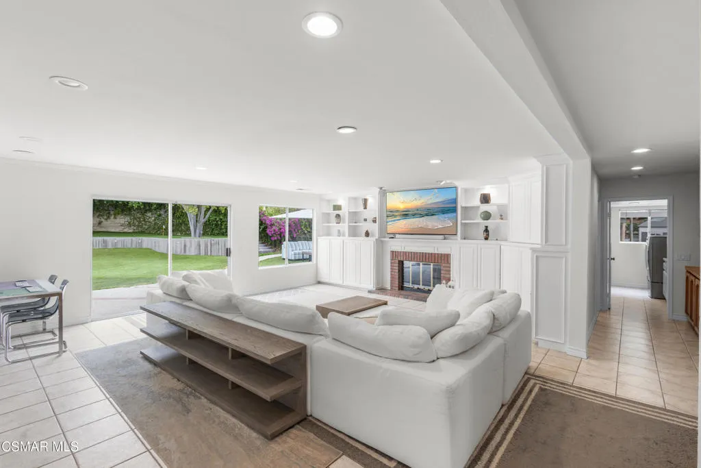 5045 Wagner Way - Family Room