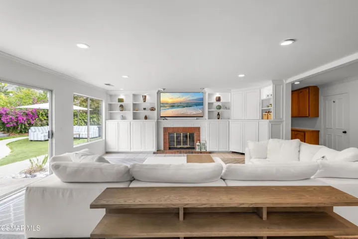 5045 Wagner Way - Family Room