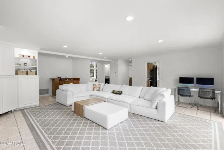 5045 Wagner Way - Family Room