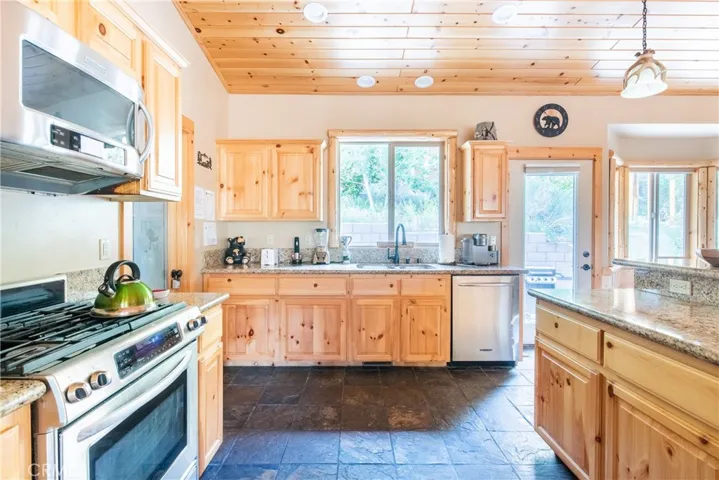 43628 Yosemite Drive, Big Bear Lake, California 92315