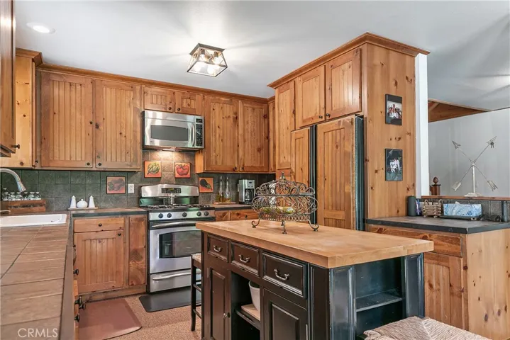 841 Cottage Grove Road, Lake Arrowhead, California 92352