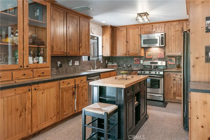 841 Cottage Grove Road, Lake Arrowhead, California 92352