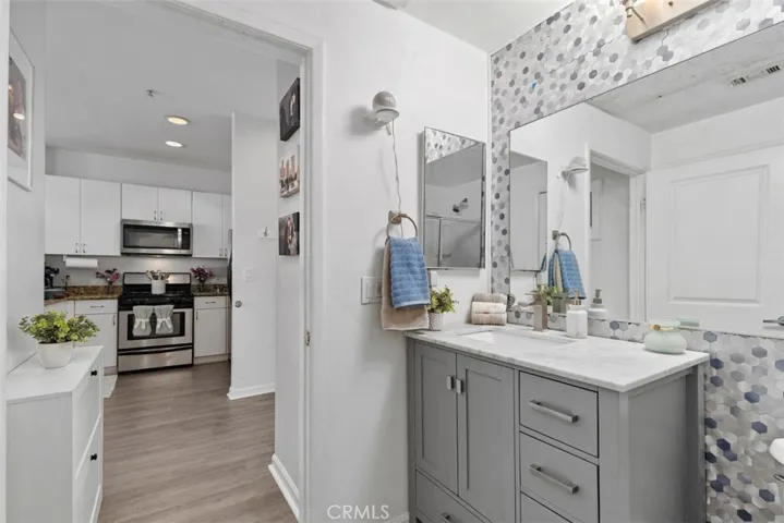 Double Entry to bathroom for privacy to bedroom