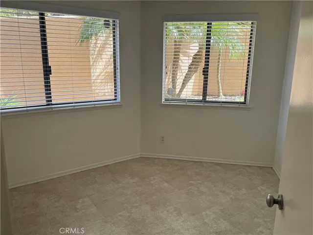 Eat in kitchen dinning nook