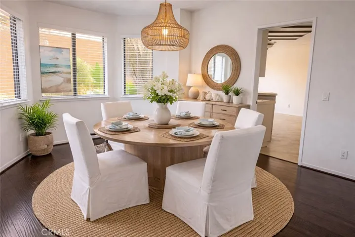 Virtually staged dinning room
