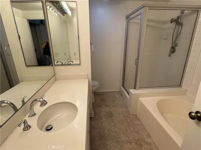 Primary bedroom bathroom