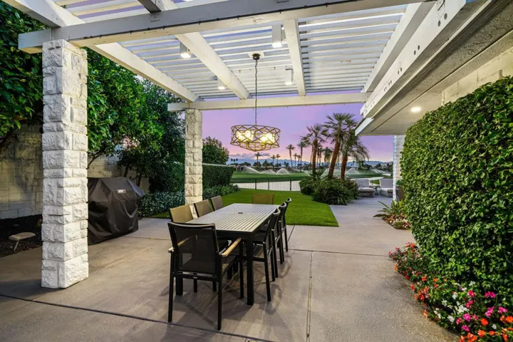 Side yard / Eating area