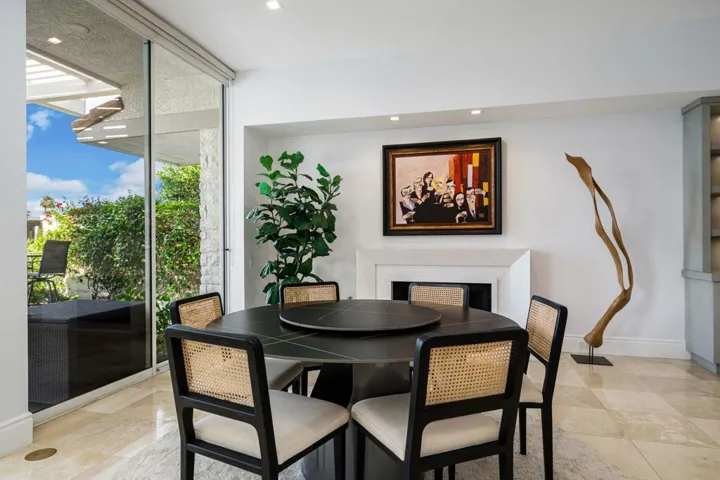 Kitchen eating area