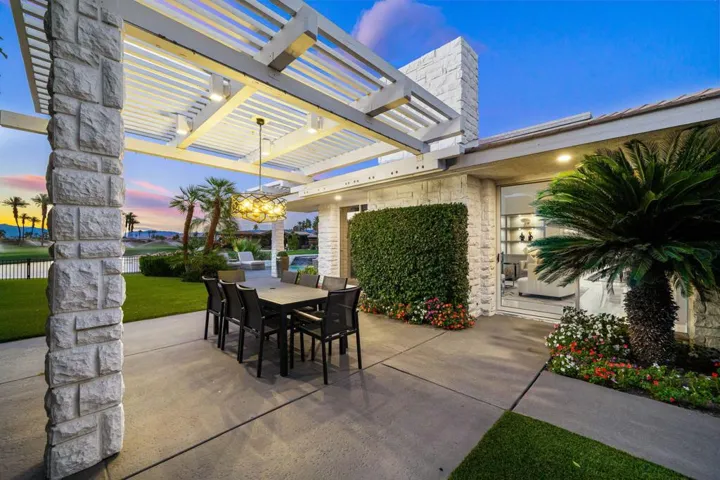 Side yard / Eating area