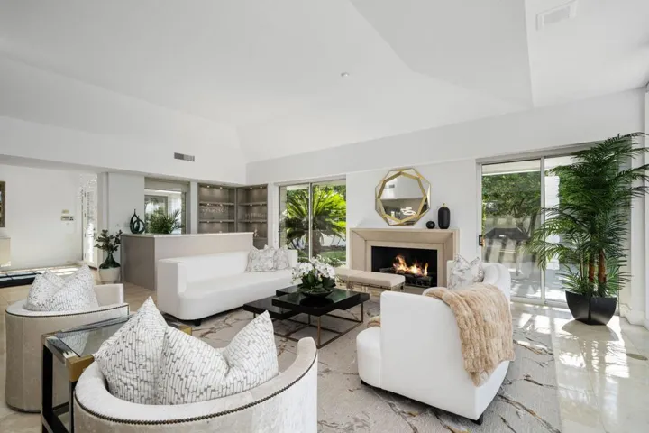 Gorgeous, bright living room