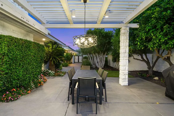 Side yard / Eating area