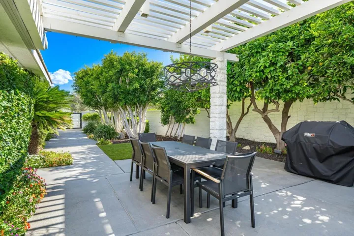 Private dining area/side yard