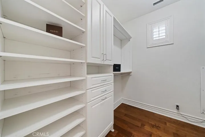 Masterd bed walk-in closet #2