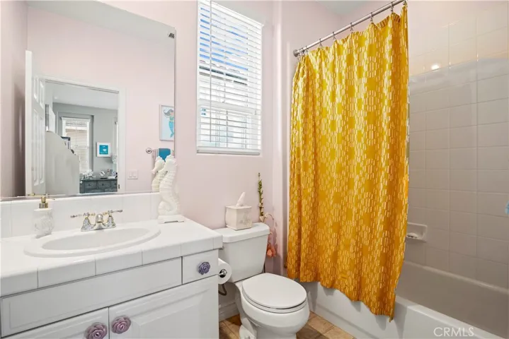Bedroom 3 en suite bath