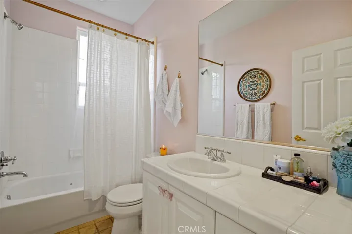 Bedroom 4 en suite bath