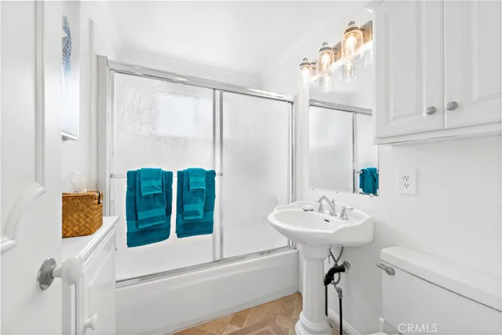 Upstairs back unit bathroom