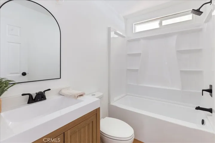 2nd Bathroom with tub/shower