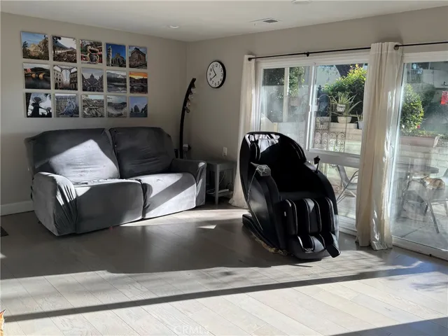 Sunise in the living room! Light and bright