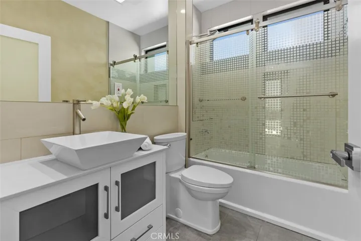 3060 Hollywell, Glendale, California 91206