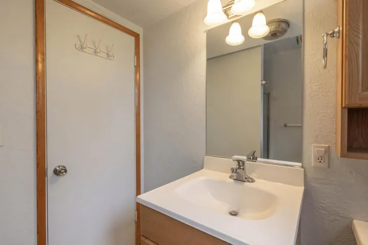027_2nd Bathroom 1