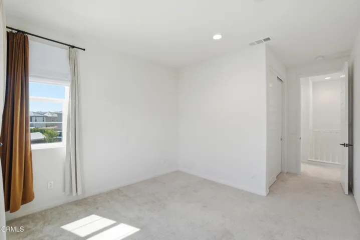 33_bedroom