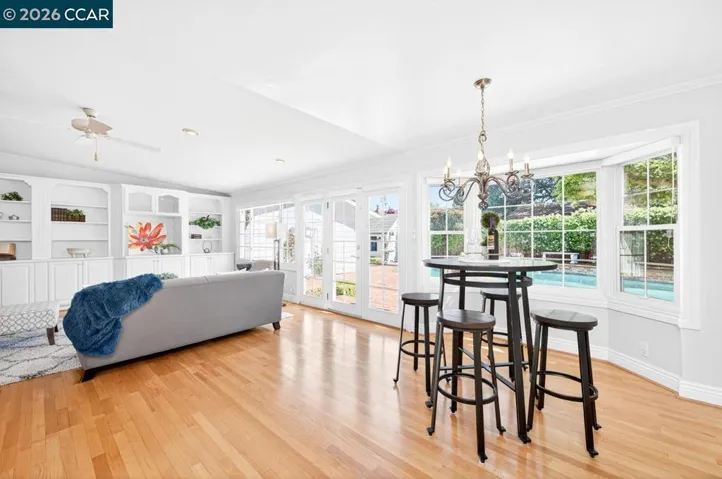 Breakfast Area - Family Room