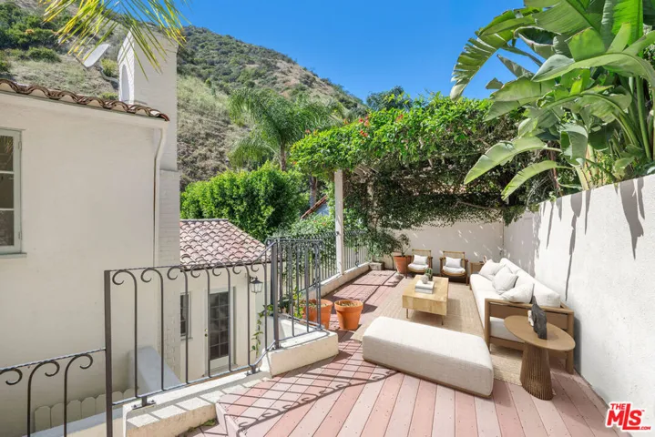 Outdoor living virtually stage