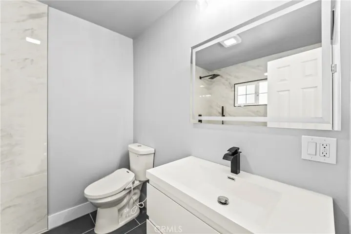 Ensuite bathroom (Downstairs primary)