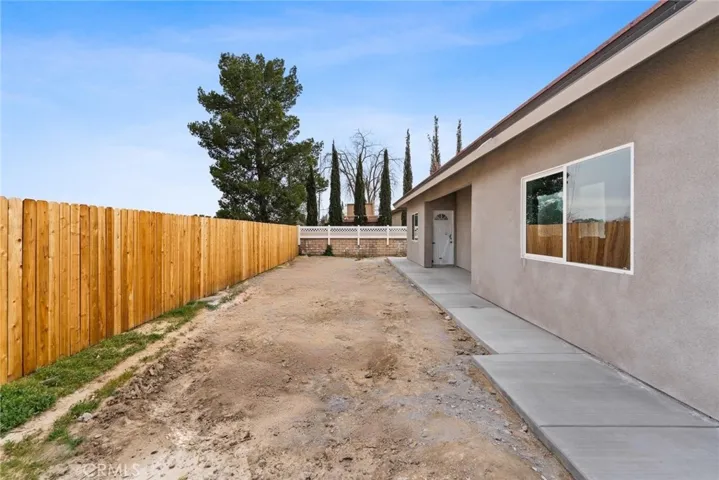 15688 Kingswood, Victorville, California 92392