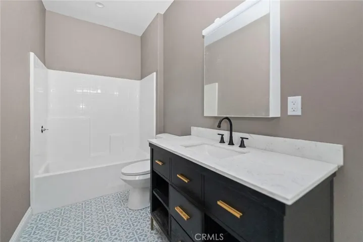 15688 Kingswood, Victorville, California 92392