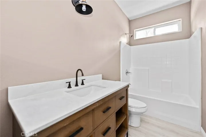 15688 Kingswood, Victorville, California 92392