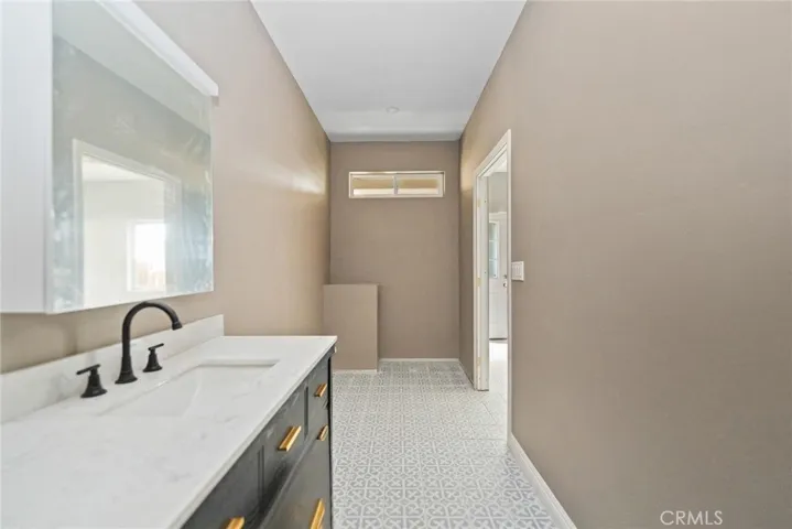 15688 Kingswood, Victorville, California 92392