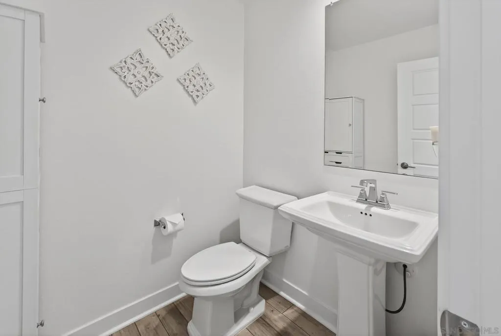 Guest 1/2 Powder bath down stairs
