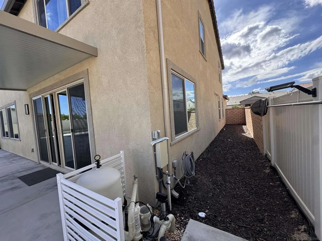 Side yard bark dog run area