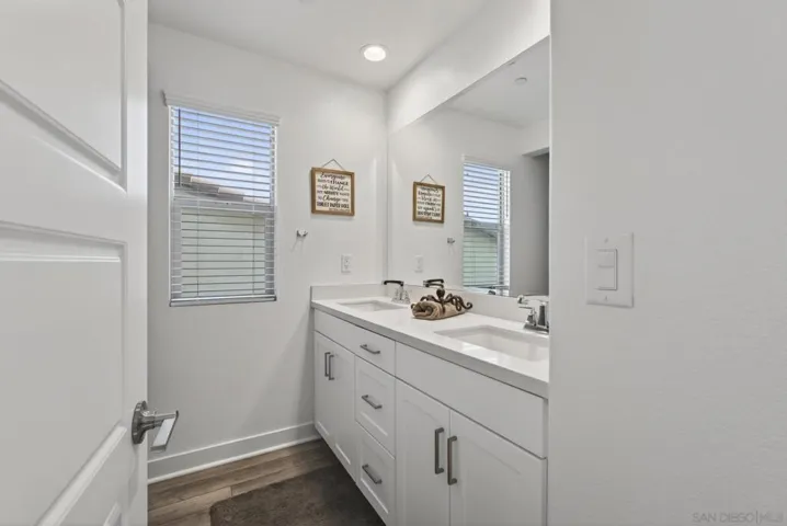 Bath 3 upstairs with full shower & tub