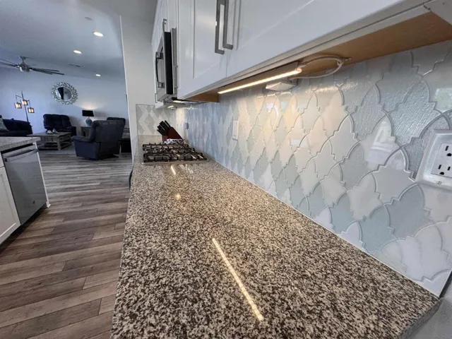 Kitchen backsplash