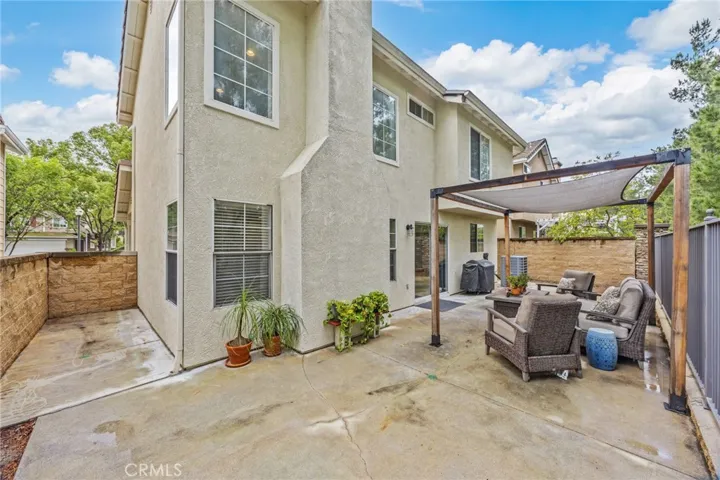 Additional side yard space.