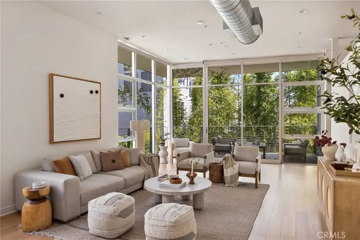 Welcome home to 4080 Glencoe #311!