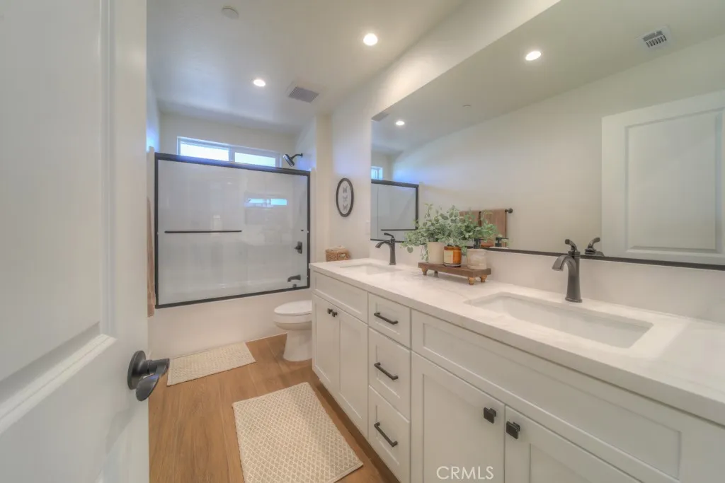 Second full Upstairs bathroom.