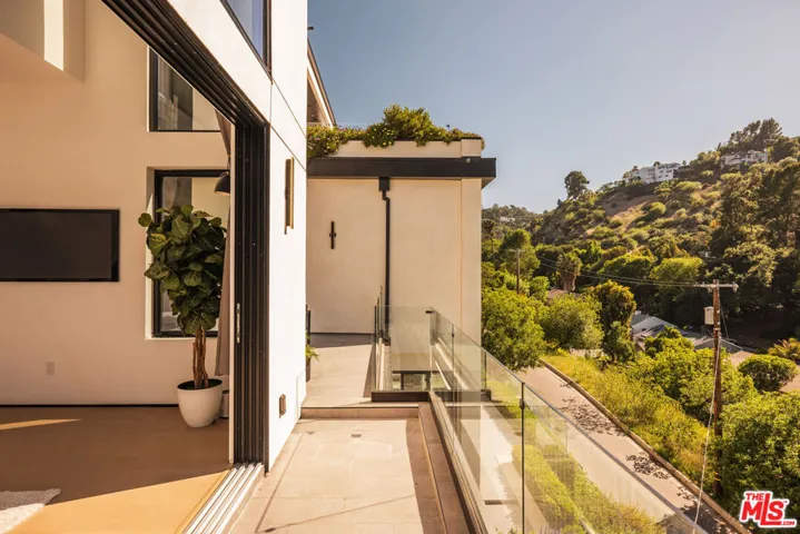 3920 Knobhill Drive, Sherman Oaks, California 91423
